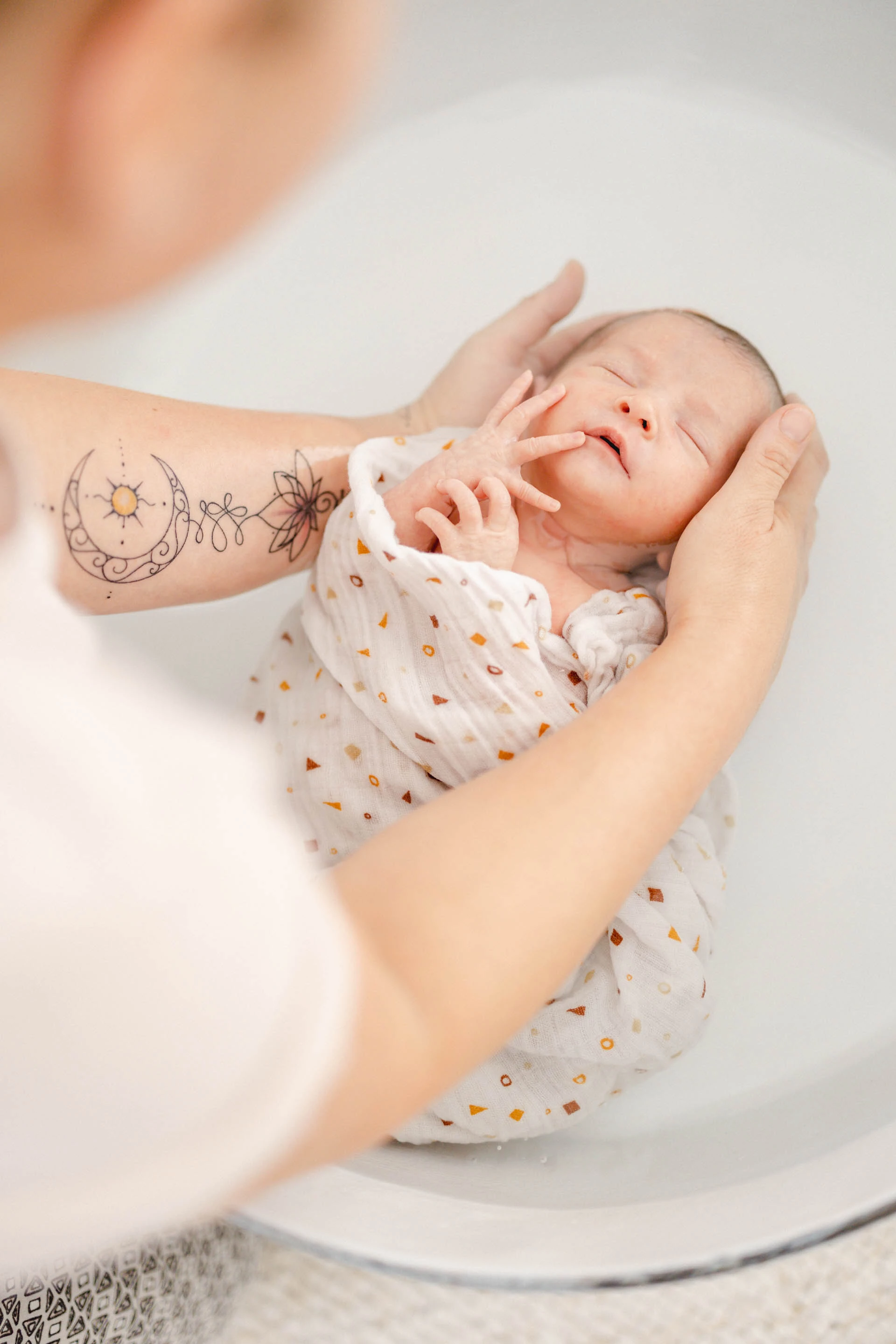 enfant gris marron bébé bain bébé